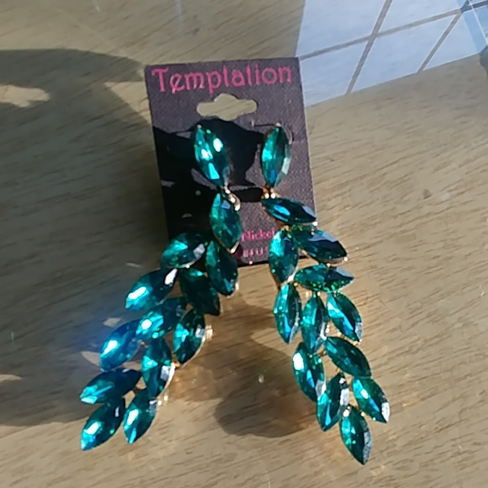 NWT stunning dangly Jade green gold earrings